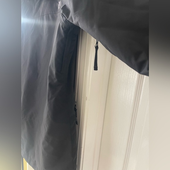 Woman’s Burton Ski / Snowboard Jacket - Picture 8 of 8